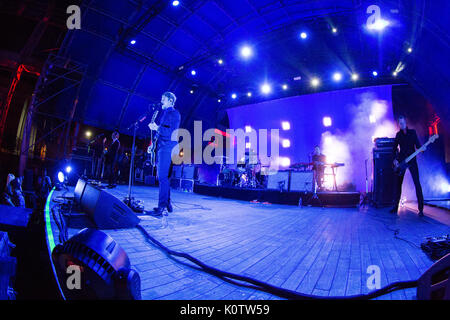 Milano, Italia. 23 Ago, 2017. La American rock band INTERPOL si esibisce dal vivo sul palco a carroponte durante il 'Accendere le luci luminose Tour' Credito: Rodolfo Sassano/Alamy Live News Foto Stock