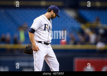Agosto 23, 2017 - San Pietroburgo, Florida, Stati Uniti - Sarà VRAGOVIC | Orari.Tampa Bay Rays a partire lanciatore Austin Pruitt (50) sulla montagnola dopo la home run da Toronto Blue Jays interbase Ryan Goins (17) nel secondo inning di gioco tra il Toronto Blue Jays e Tampa Bay Rays a Tropicana in Campo San Pietroburgo, Fla. Mercoledì 23 Agosto, 2017. (Credito Immagine: © sarà Vragovic/Tampa Bay volte via ZUMA filo) Foto Stock