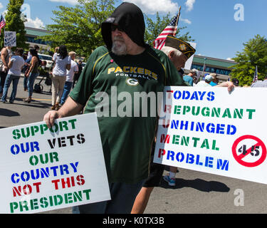 Reno, Nevada, Stati Uniti d'America. 23 Ago, 2017. Uno di circa un centinaio di manifestanti si raccoglie vicino al Reno-Sparks Convention Center su E Peckham Ln, a Reno in Nevada, mercoledì 23 agosto, 2017. Presidente Trump è all'interno di centro parlando di American Legion i partecipanti alla convention. Il numero di manifestanti ebbed e fatto fluire da circa 100 a 200 persone. Credito: ZUMA Press, Inc./Alamy Live News Foto Stock