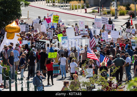 Reno, Nevada, Stati Uniti d'America. 23 Ago, 2017. Un gruppo di circa un centinaio di manifestanti si radunano vicino al Reno-Sparks Convention Center su E Peckham Ln, a Reno in Nevada, mercoledì 23 agosto, 2017. Presidente Trump è all'interno di centro parlando di American Legion i partecipanti alla convention. Il numero di manifestanti variato durante tutta la giornata, da circa 100-200. Credito: ZUMA Press, Inc./Alamy Live News Foto Stock