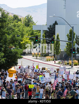 Reno, Nevada, Stati Uniti d'America. 23 Ago, 2017. Un gruppo di circa un centinaio di manifestanti si radunano vicino al Reno-Sparks Convention Center su E Peckham Ln, a Reno in Nevada, mercoledì 23 agosto, 2017. Presidente Trump è all'interno di centro parlando di American Legion i partecipanti alla convention. Il numero di manifestanti variato durante tutta la giornata, da circa 100-200. Credito: ZUMA Press, Inc./Alamy Live News Foto Stock