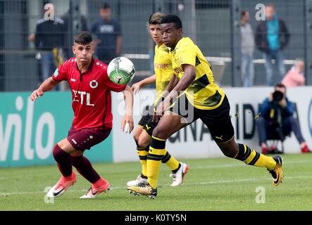 FILE - Il file immagine datata 19 agosto 2017 mostra Youssoufa Moukoko (R) da Borussia Dortmund. U17 in azione durante il 6:1 win over Viktoria colonia di Dortmund in Germania. Secondo il suo certificato di nascita che ha solo 12 anni ma già l'attrazione tra Dortmund. U17 squad. Il giovane giocatore ha stupito il soccer esperti con la sua fiducia durante le riprese sul bersaglio. Dopo solo tre giochi l'German-Cameroonian già conduce la Bundlesliga West B-Juniors' elenco dei giocatori con il punteggio più alto con 8 obiettivi. Foto: Peter Ludewig/dpa Foto Stock