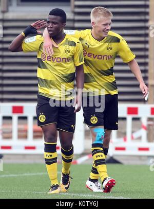 FILE - Il file immagine datata 19 agosto 2017 mostra Youssoufa Moukoko (L) da Borussia Dortmund. U17 squad festeggia con i compagni di squadra dopo un goal durante il 6:1 win over Viktoria colonia di Dortmund in Germania. Secondo il suo certificato di nascita che ha solo 12 anni ma già l'attrazione tra Dortmund. U17 squad. Il giovane giocatore ha stupito il soccer esperti con la sua fiducia durante le riprese sul bersaglio. Dopo solo tre giochi l'German-Cameroonian già conduce la Bundlesliga West B-Juniors' elenco dei giocatori con il punteggio più alto con 8 obiettivi. Foto: Peter Ludewig/dpa Foto Stock