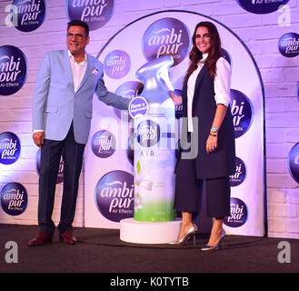 Mumbai, India. 23 Ago, 2017. Indian film attore Boman Irani e Neha Dhupia pongono durante il lancio di P&G India del nuovo AmbiPur air freshner a JW Hotel Juhu di Mumbai: Credito Azhar Khan/Alamy Live News Foto Stock