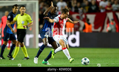 Da sinistra VINICIUS OLIVEIRA FRANCO di Slavia e JAN BORIL di Bologna in azione durante il quarto round UEFA Europa League match SK Slavia Praha vs Bologna Nikosie a Praga Repubblica Ceca, Mercoledì, 23 agosto 2017. (CTK foto/Michal Kamaryt) Foto Stock