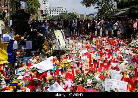 Le persone accanto a candele e fiori posti sul terreno, dopo un attacco di terrore che ha lasciato molti morti e feriti a Las Ramblas promenade, Barcellona, Spagna, il 21 agosto, 2017. (Foto di D.Nakashima/AFLO) Foto Stock