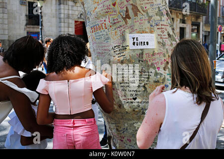 I popoli di scrivere messaggi dopo un attacco di terrore che ha lasciato molti morti e feriti il 21 agosto 2017 a Las Ramblas promenade, Barcelona, Spagna. (Foto di D.Nakashima/AFLO) Foto Stock