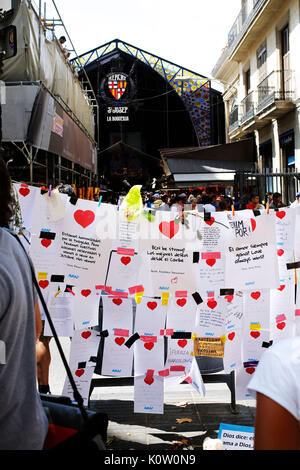 I messaggi sono considerati immessi sul terreno, dopo un attacco di terrore che ha lasciato molti morti e feriti il 21 agosto 2017 a Las Ramblas promenade, Barcelona, Spagna. (Foto di D.Nakashima/AFLO) Foto Stock