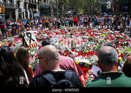 Las Ramblas promenade, Agosto 21, 2017 - persone a stare accanto a candele e fiori posti sul terreno, dopo un attacco di terrore che ha lasciato molti morti e feriti a Las Ramblas promenade, Barcellona, Spagna, il 21 agosto, 2017. (Foto di D.Nakashima/AFLO) Foto Stock