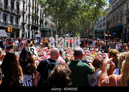 Las Ramblas promenade, Agosto 21, 2017 - persone a stare accanto a candele e fiori posti sul terreno, dopo un attacco di terrore che ha lasciato molti morti e feriti a Las Ramblas promenade, Barcellona, Spagna, il 21 agosto, 2017. (Foto di D.Nakashima/AFLO) Foto Stock