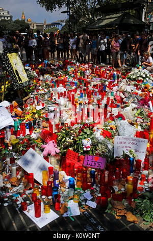 Las Ramblas promenade, Agosto 21, 2017 - persone a stare accanto a candele e fiori posti sul terreno, dopo un attacco di terrore che ha lasciato molti morti e feriti a Las Ramblas promenade, Barcellona, Spagna, il 21 agosto, 2017. (Foto di D.Nakashima/AFLO) Foto Stock