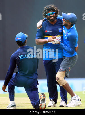 Pallakele, Sri Lanka. 24 Ago, 2017. Il governo dello Sri Lanka cricketer Lasith Malinga (C) condivide un momento di luce con Indian cricketer Hardik Pandya (R) prima della seconda giornata internazionale (ODI) partita di cricket tra Sri Lanka e India a Pallekele International Cricket Stadium di Pallekele su agosto 24, 2017 Photo credit: Lahiru Harshana/Alamy Live News Foto Stock