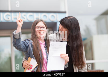 I giovani della scuola leva che ha di Down Sysdrome apre la sua GCSE risultati esame fuori la sua scuola secondaria REGNO UNITO Foto Stock