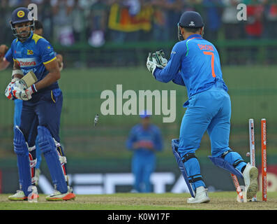 Pallakele, Sri Lanka. 24 Ago, 2017. Indian wicket keeper Mahendra Singh Dhoni respinge il ricorso dello Sri Lanka cricketer Danushka Gunathilaka (L) durante la seconda giornata internazionale (ODI) partita di cricket tra Sri Lanka e India a Pallekele International Cricket Stadium di Pallekele su agosto 24, 2017 Photo credit: Lahiru Harshana/Alamy Live News Foto Stock