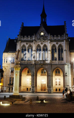 Foto di Erfurt municipio della città sul mercato del pesce, presi durante le ore di colore blu nel centro di Erfurt, Germania, 24 agosto 2017. L'edificio principale è stata costruita nel 1870 in stile neogotico. Foto: Jens Kalaene/dpa-Zentralbild/dpa Foto Stock