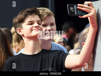 Colonia, Germania. 24 Ago, 2017. Youtuber Oskar arrivando all'evento Videodays a Colonia, Germania, 24 agosto 2017. Il Videodays con la presenza delle stelle dalla scena di YouTube è in corso per la DECIMA volta. Foto: Henning Kaiser/dpa/Alamy Live News Foto Stock