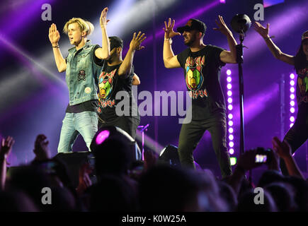 Il cantante e attore Jaden Bojsen (L) di eseguire sul palco con ballerini al Videodays evento di Colonia, Germania, 24 agosto 2017. Il Videodays con la presenza delle stelle dalla scena di YouTube è in corso per la DECIMA volta. Foto: Henning Kaiser/dpa Foto Stock