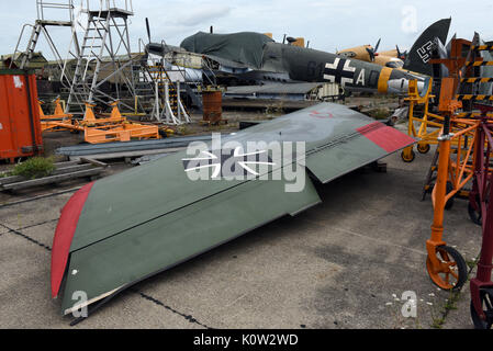 Aeroplani storici sono in attesa di essere ripristinato al di fuori del restauro hangar dell'aviosuperficie Berlin-Gatow ramo della Bundeswehr Museo di Storia Militare a Berlino, Germania, 18 agosto 2017. Il Piano sarà illustrato nella nuova esposizione in Hangar 3. Sullo sfondo una Casa 2.111, una ricostruzione di spagnolo dell'Heinkel He 111 è visibile. Foto: Maurizio Gambarini/dpa Foto Stock