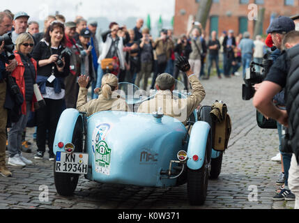 Amburgo, Germania. 24 Ago, 2017. Steffi (L) e Christoph Karle espongono le loro mani al di fuori di un Riley speciale, costruito nel 1934, all'inizio dell'annata Hamburg-Berlin auto Rallye ad Amburgo, Germania, 24 agosto 2017. Circa 180 auto d'epoca ha iniziato il Rallye di oggi. Foto: Christophe Gateau/dpa/Alamy Live News Foto Stock