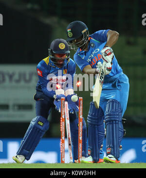 Pallakele, Sri Lanka. 24 Ago, 2017. India di Kedar Jadhav (R) è respinto come Sri Lanka Niroshan wicketkeeper Dickwella (L) reagisce durante la seconda Giornata Internazionale (ODI) partita di cricket tra Sri Lanka e India a Pallekele International Cricket Stadium di Pallekele il 24 agosto 2017. Photo credit: Lahiru Harshana/Alamy Live News Foto Stock