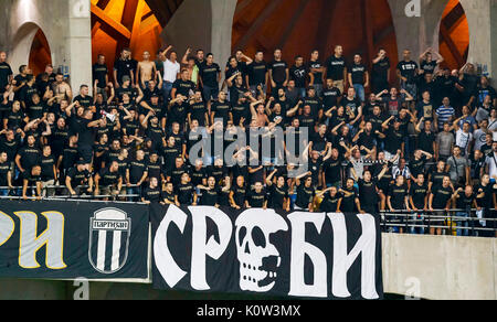 Felcsut, Ungheria. 24 Ago, 2017. Gli ultras di FK Partizan incitare i loro team durante la UEFA Europa League Play-off di seconda gamba match tra Videoton fc e fk Partizan al Pancho Arena sul 24 agosto 2017 in Felcsut, Ungheria. Credito: Laszlo Szirtesi/Alamy Live News Foto Stock