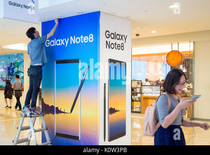 Galaxy nota 8, 24 Ago 2017 : Un lavoratore installa i nuovi manifesti pubblicitari di Samsung Electronics " nuovo phablet Galaxy nota 8 di Samsung presso la sede centrale a Seoul, Corea del Sud. Samsung ha annunciato giovedì Galaxy Nota 8 con un 6.3 pollici display e di una doppia lente di setup della telecamera. La nota 8 ha un grandangolo e teleobiettivo, entrambi con una risoluzione di 12 megapixel. Samsung prevede di iniziare le vendite della galassia nota 8 nella Corea del Sud e gli Stati Uniti del 15 settembre 2017, i media locali hanno riferito. (Foto di Lee Jae-Won/AFLO) (Corea del Sud) Foto Stock