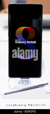 Galaxy nota 8, 24 Ago 2017 : Samsung Electronics " nuovo phablet Galaxy Nota 8 il dispositivo è visualizzato in un negozio di Samsung presso la sede centrale a Seoul, Corea del Sud. Samsung ha annunciato giovedì Galaxy Nota 8 con un 6.3 pollici display e di una doppia lente di setup della telecamera. La nota 8 ha un grandangolo e teleobiettivo, entrambi con una risoluzione di 12 megapixel. Samsung prevede di iniziare le vendite della galassia nota 8 nella Corea del Sud e gli Stati Uniti del 15 settembre 2017, i media locali hanno riferito. (Foto di Lee Jae-Won/AFLO) (Corea del Sud) Foto Stock