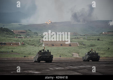 Gotemba, Giappone. 24 Ago, 2017. Una massa giapponese Forza di Autodifesa è di nuovo tipo 74 blindato si muove durante un annuale sessione di formazione alla formazione Higashifuji campo in Gotemba, a ovest di Tokyo. Circa 2.400 JGSDF personale con una ottantina di carri armati e veicoli blindati ha partecipato al trapano, che ha luogo anche il 24 e 25 agosto. Credito: Aflo Co. Ltd./Alamy Live News Foto Stock