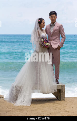 Kamala Beach, Phuket, Tailandia. 24 Ago, 2017. Molti cinesi venuti a {Phuket a prendere pre le fotografie del vostro matrimonio per visualizzare delle loro nozze, molti sono i fotografi cinesi che lavorano illegalmente senza permesso di lavoro. In passato alcuni sono stati arrestati. Credito: Kevin hellon/Alamy Live News Foto Stock