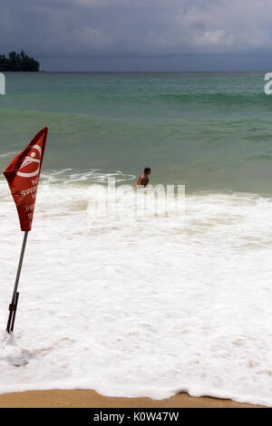 Kamala Beach, Phuket, Tailandia. 24 Ago, 2017. Un turista a nuotare in un rosso nessuna zona piscina. Molti turisti ignora lifeguard avvertenze e senza zone di nuoto risultante in numerosi decessi per anno a Phuket. Credito: Kevin hellon/Alamy Live News Foto Stock