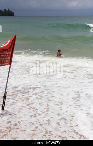 Kamala Beach, Phuket, Tailandia. 24 Ago, 2017. Un turista a nuotare in un rosso nessuna zona piscina. Molti turisti ignora lifeguard avvertenze e senza zone di nuoto risultante in numerosi decessi per anno a Phuket. Credito: Kevin hellon/Alamy Live News Foto Stock