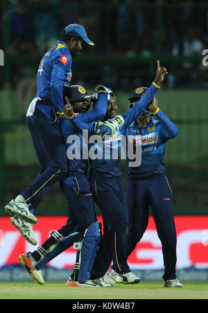 Pallakele, Sri Lanka. 24 Ago, 2017. Sri Lanka cricketer Akila Dananjaya (seconda R) celebra con i suoi compagni di squadra dopo aver respinto in India di Axar Patel durante la seconda Giornata Internazionale (ODI) partita di cricket tra Sri Lanka e India a Pallekele International Cricket Stadium di Pallekele il 24 agosto 2017. Photo credit: Lahiru Harshana/Alamy Live News Foto Stock