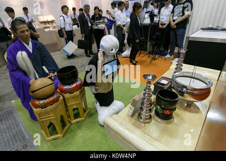 Tokyo, Giappone. 25 Ago, 2017. (L a R) di un monaco buddista e SoftBank robot umanoide Pepe travestito da monaco buddista eseguire a ENDEX prodotte, la vita che termina l'industria EXPO 2017, presso il Tokyo Big Sight il 25 agosto 2017, Tokyo, Giappone. ENDEX prodotte vetrine attrezzature, delle tecnologie e dei servizi per i funerali e il memorial imprese e durerà fino al 25 agosto. Credito: Rodrigo Reyes Marin/AFLO/Alamy Live News Foto Stock