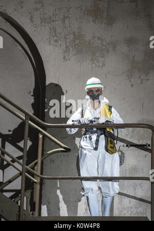 Attenzione: è sotto embargo PER LA PUBBLICAZIONE FINO AL 25 AGOSTO 20:00 GMT! ACHTUNG: SPERRFRIST 25. Agosto 20:00 Uhr. - Dispensa - la cantante Lionel Peintre eseguire durante le prove per la Ruhrtriennale pensare giocare "Kein Licht' ('Nessuna luce') in Geblasehalle nel parco Duisburg-Nord a Duisburg in Germania, 22 agosto 2017. 40 stage productions, tra di loro molte anteprime, sarà sul display durante la Ruhrtriennale 2017 si svolge tra Duisburg e Dortmund tra il 18 agosto e 30 settembre 2017. Foto: Caroline Seidel/Ruhrtriennale 2017/dpa Foto Stock