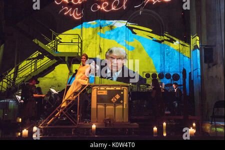 Attenzione: è sotto embargo PER LA PUBBLICAZIONE FINO AL 25 AGOSTO 20:00 GMT! ACHTUNG: SPERRFRIST 25. Agosto 20:00 Uhr - Dispensa - Mezzosoprano Olivia Vermeulen eseguire durante le prove per la Ruhrtriennale pensare giocare "Kein Licht' ('Nessuna luce') in Geblasehalle nel parco Duisburg-Nord a Duisburg in Germania, 22 agosto 2017. 40 stage productions, tra di loro molte anteprime, sarà sul display durante la Ruhrtriennale 2017 si svolge tra Duisburg e Dortmund tra il 18 agosto e 30 settembre 2017. Foto: Caroline Seidel/Ruhrtriennale 2017/dpa Foto Stock