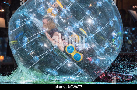 Attenzione: è sotto embargo PER LA PUBBLICAZIONE FINO AL 25 AGOSTO 20:00 GMT! ACHTUNG: SPERRFRIST 25. Agosto 20:00 Uhr - Dispensa - attrice Caroline Peters eseguire durante le prove per la Ruhrtriennale pensare giocare "Kein Licht' ('Nessuna luce') in Geblasehalle nel parco Duisburg-Nord a Duisburg in Germania, 22 agosto 2017. 40 stage productions, tra di loro molte anteprime, sarà sul display durante la Ruhrtriennale 2017 si svolge tra Duisburg e Dortmund tra il 18 agosto e 30 settembre 2017. Foto: Caroline Seidel/Ruhrtriennale 2017/dpa Foto Stock