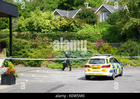 Tunbridge Wells, Regno Unito. 25 Ago, 2017. Gli agenti di polizia e forensics squadre frequentare la scena follatura della morte di un uomo all'Esercito della Salvezza sede in Tunbridge Wells Credito: Duncan Penfold/Alamy Live News Foto Stock