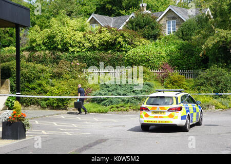 Tunbridge Wells, Regno Unito. 25 Ago, 2017. Gli agenti di polizia e forensics squadre frequentare la scena follatura della morte di un uomo all'Esercito della Salvezza sede in Tunbridge Wells Credito: Duncan Penfold/Alamy Live News Foto Stock