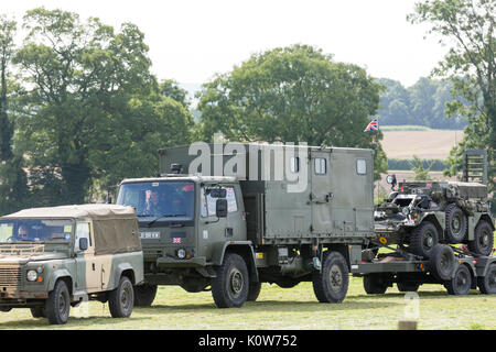 Veicoli preparando per il primo giorno dei serbatoi, camion e potenza di fuoco mostra a Dunchurch Nr Rugby 26 - 28 agosto 2017 Foto Stock