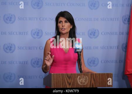 Nazioni Unite, New York, Stati Uniti d'America, 25 agosto 2017 - Nikki Haley Ambasciatore degli Stati Uniti alle Nazioni Unite, indirizzi di premere sulla sua visita all'Aiea oggi presso la sede delle Nazioni Unite a New York. Foto: Luiz Rampelotto/EuropaNewswire | Utilizzo di tutto il mondo Foto Stock