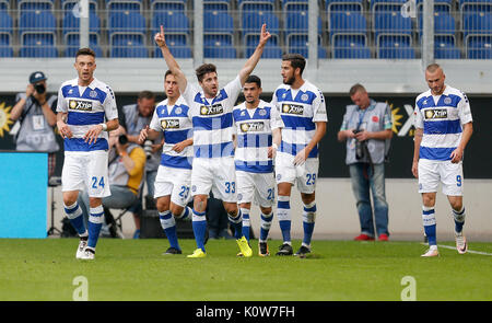 Duisburg Stoppelkamp Moritz (M) celebra il 1:0 per portare il suo team durante il tedesco della Seconda Bundesliga partita di calcio tra MSV Duisburg e Darmstadt 98 in Schauinsland-Reisen-Arena a Duisburg in Germania, 25 agosto 2017. (EMBARGO CONDIZIONI - ATTENZIONE: grazie alle linee guida di accreditamento, il DFL consente solo la pubblicazione e utilizzazione di fino a 15 immagini per corrispondenza su internet e nei contenuti multimediali in linea durante la partita.) Foto: Ina Fassbender/dpa Foto Stock