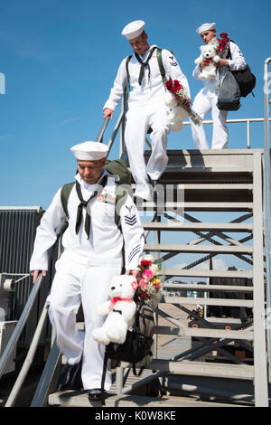 170821-N-MG079-172 NORFOLK (Agosto 18, 2017) velisti assegnati per la portaerei USS George H.W. Bussola (CVN 77) a piedi giù per la fronte dopo la nave arrivò alla stazione navale di Norfolk (NSN). George H.W. Bush arrivato a NSN con la sua portante strike gruppo a seguito di una di sette mesi di distribuzione nel supporto del le operazioni di sicurezza marittima e di teatro la cooperazione in materia di sicurezza gli sforzi negli Stati Uniti La quinta e la sesta flotta zone di operazione. (U.S. Foto di Marina di Massa lo specialista di comunicazione 2a classe Patrick Ian Crimmins/rilasciato) Foto Stock