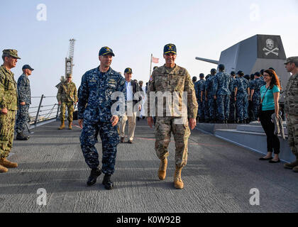 Duqm, Oman - STATI UNITI Esercito Gen Joseph L. Votel, comandante degli Stati Uniti il comando centrale, passeggiate con gli Stati Uniti Navy CDR J.M. Williams, comandante, USS Kidd (DDG 100) al porto di Duqm durante la sua visita in Oman Agosto 22, 2017. Mentre vi, Votel ha incontrato i leader dell'Oman per discutere di temi di reciproco interesse e lo sviluppo del porto di Duqm. Votel ha avuto anche la possibilità di visitare i marinai ormeggiata al porto. (Dipartimento della Difesa foto di U.S. Air Force Tech Sgt. Dana lanciafiamme) Foto Stock