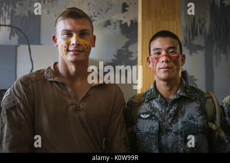 CAIRNS, Australia - STATI UNITI Marine Cpl. Micheal Smith, sinistra, fuciliere, società K, 3° Battaglione, 4° Reggimento Marine, Marine forza rotazionale di Darwin, posa per una foto con un soldato da il Popolo cinese della Esercito di Liberazione dopo aver le loro facce dipinte in disegni aborigeni indigeni durante la cultura australiana classi per esercitare Kowari 2017 agosto 23, 2017. I soldati e marines ha anche preso parte ad alcune attività tradizionali come il boomerang e gettando hut edificio per introdurre quelle visita da USA e Cina agli indigeni cultura australiana. Kowari è un annuale attività di formazione h Foto Stock
