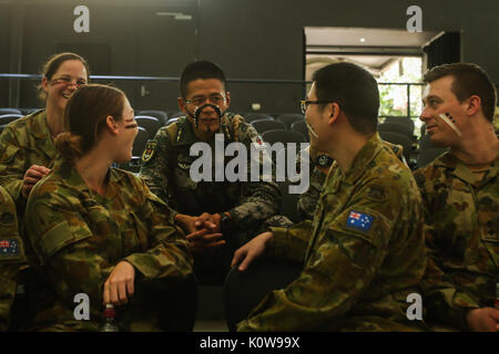 CAIRNS, Australia - i soldati della Australian Defence Force e il popolo cinese della Esercito di Liberazione interagire dopo una cultura aborigena di classe sul giorno di apertura dell'esercizio Kowari 2017 agosto 23, 2017. Dopo una cerimonia di apertura, i soldati e marines ha preso parte anche il boomerang gettando capanna e attività di costruzione per dare la visita da truppe degli Stati Uniti e della Cina di un gusto di indigeni cultura australiana. Kowari è un annuale attività di formazione tenutosi in Australia per rafforzare militare trilaterale di relazioni di fiducia e di cooperazione tra l'Australia, la Cina e gli Stati Uniti. (U.S. Marin Foto Stock