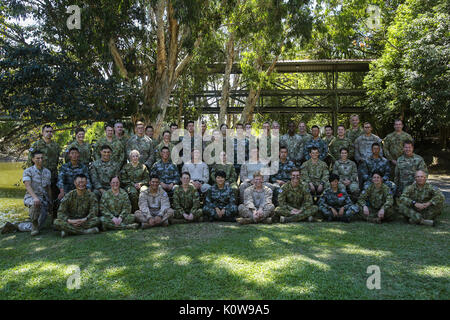CAIRNS, Australia - STATI UNITI Marines e soldati, insieme con i soldati con l'esercito australiano e il popolo cinese della Esercito di Liberazione posano per una foto di gruppo al calcio di inizio esercizio Kowari 2017 agosto 23, 2017. Dopo la cerimonia di apertura, i soldati e marines ha anche preso parte ad alcune attività tradizionali come il boomerang gettando, capanna edificio tribale e face painting per introdurre quelle visita da USA e Cina agli indigeni cultura australiana. Kowari è un annuale attività di formazione tenutosi in Australia per rafforzare militare trilaterale di relazioni di fiducia e di cooperazione tra l'Australia, Ch Foto Stock
