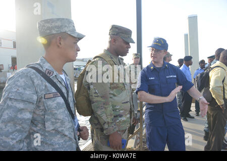 Un membro della Guardia Costiera risponde alle domande dei membri del bacino dei Caraibi l'iniziativa di sicurezza alla stazione di Miami Beach, Florida Mercoledì 16 Agosto, 2017. Lo scopo di questo evento è per entrambe le agenzie di apprendere gli uni dagli altri attraverso lo scambio di idee e pratiche e concetti di manutenzione per un breve intervallo di artigianato di pattugliamento costiero e barche di sicurezza. Stati Uniti Coast Guard foto di Sottufficiali di terza classe Brandon Murray Foto Stock