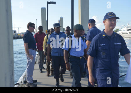 Membri della Stazione della Guardia Costiera Miami Beach, Florida dare tours della stazione e che si tratta di piccole imbarcazioni per i membri del bacino dei Caraibi l'iniziativa di sicurezza mercoledì 16 agosto, 2017. Lo scopo di questo evento è per entrambe le agenzie di apprendere gli uni dagli altri attraverso lo scambio di idee e pratiche e concetti di manutenzione per un breve intervallo di artigianato di pattugliamento costiero e barche di sicurezza. Stati Uniti Coast Guard foto di Sottufficiali di terza classe Brandon Murray Foto Stock