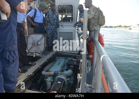 Il Coast Guard visualizza uno dei motori da una stazione Miami Beach, Florida 45-piede Boat-Medium risposta piccola barca a membri del bacino dei Caraibi l'iniziativa di sicurezza mentre spiegando i suoi parametri mercoledì, e il agosto 16, 2017 in corrispondenza della stazione Miami Beach, Florida. Lo scopo di questo evento è per entrambe le agenzie di apprendere gli uni dagli altri attraverso lo scambio di idee e pratiche e concetti di manutenzione per un breve intervallo di artigianato di pattugliamento costiero e barche di sicurezza. Stati Uniti Coast Guard foto di Sottufficiali di terza classe Brandon Murray Foto Stock