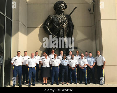 North Carolina National Guard soldati e aviatori che partecipano all'operazione Potomac sostare davanti a un minuteman statua all'Esercito nazionale Guard Readiness Center di Washington, D.C. sulla luglio 11, 2017. Funzionamento Potomac fornisce un opportunità per metà carriera di ufficiali e marescialli per approfondire il livello strategico di gestione del budget e di attuazione delle politiche con il viaggio a Washington e incontro con i membri del Congresso e la Guardia Nazionale Bureau leadership. (Foto cortesia del Magg. Bob può) Foto Stock